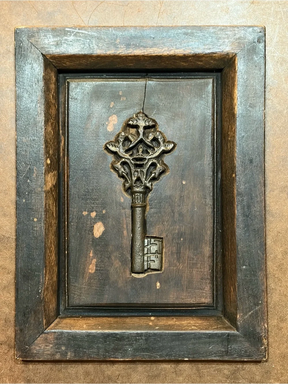Vintage- 🖤 Set of 2 wall plaques featuring a Cast-Iron Skeleton Key- Heavy Wood